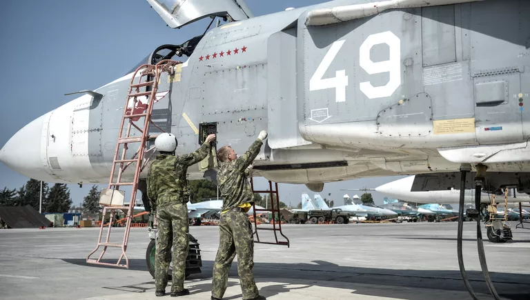 Российский фронтовой бомбардировщик Су-24 готовится к вылету с авиабазы Хмеймим Российский фронтовой бомбардировщик Су-24 готовится к вылету с авиабазы Хмеймим