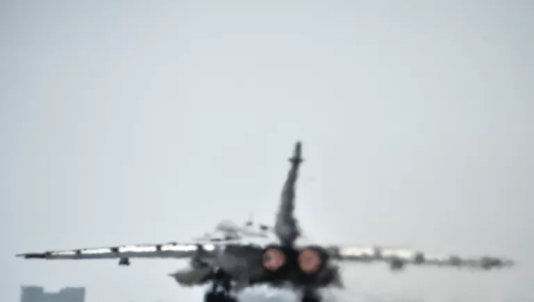 Российский фронтовой бомбардировщик Су-24 готовится к вылету с авиабазы Хмеймим Российский фронтовой бомбардировщик Су-24 готовится к вылету с авиабазы Хмеймим