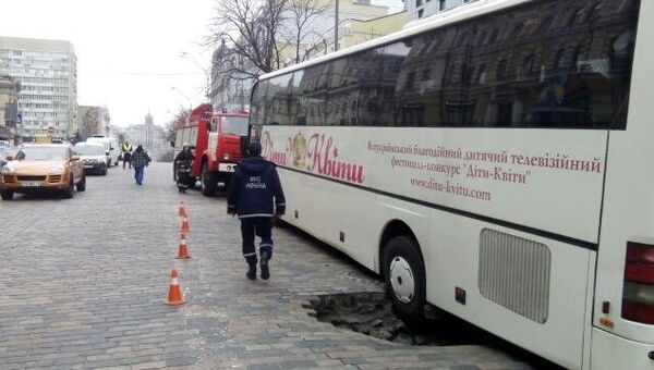 Провал дороги возле дома Кличко в Киеве