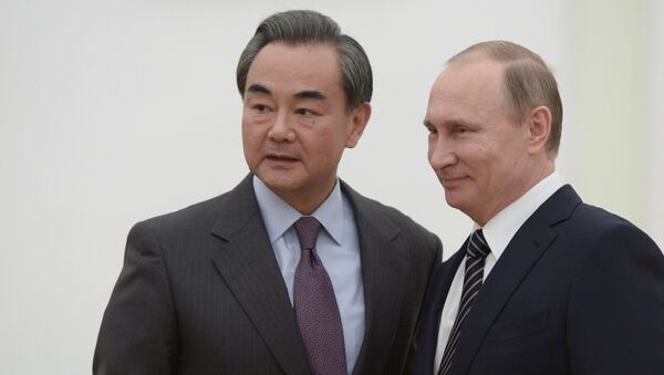 Президент России Владимир Путин и министр иностранных дел Китая Ван И. Архивное фото