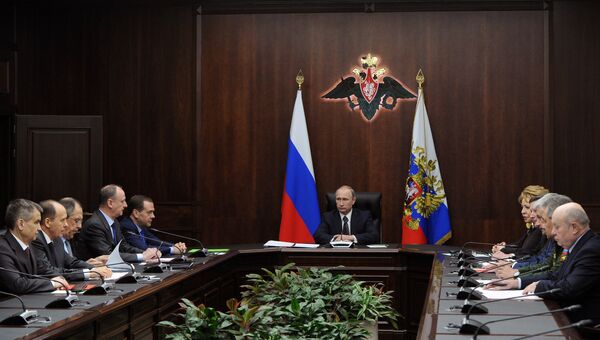 Президент России Владимир Путин проводит совещание с постоянными членами Совбеза РФ