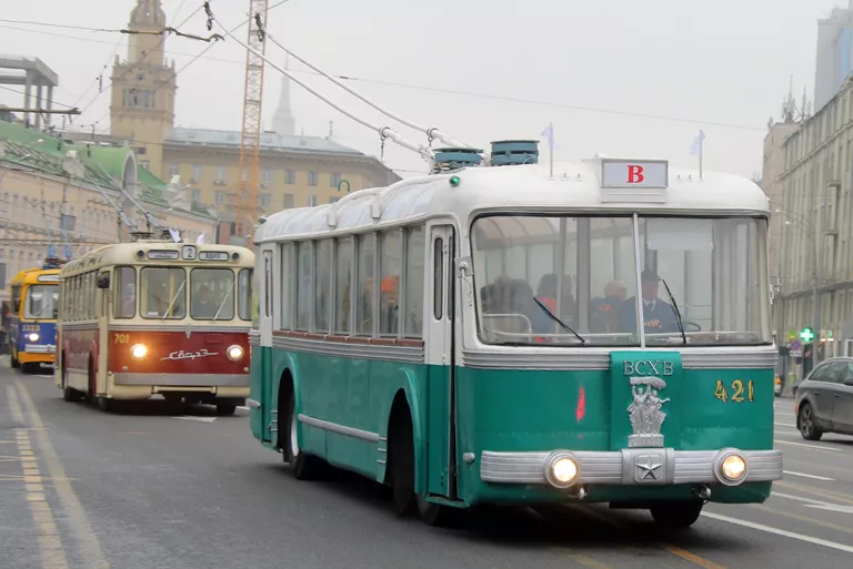 Троллейбус СВАРЗ ТБЭС-ВСХВ в колонне ретро-транспорта во время праздника московского троллейбуса Троллейбус СВАРЗ ТБЭС-ВСХВ в колонне ретро-транспорта во время праздника московского троллейбуса