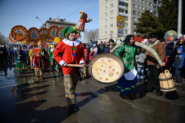 Масленичные гуляния на площади Преображенского кафедрального собора в Бердске Новосибирской области