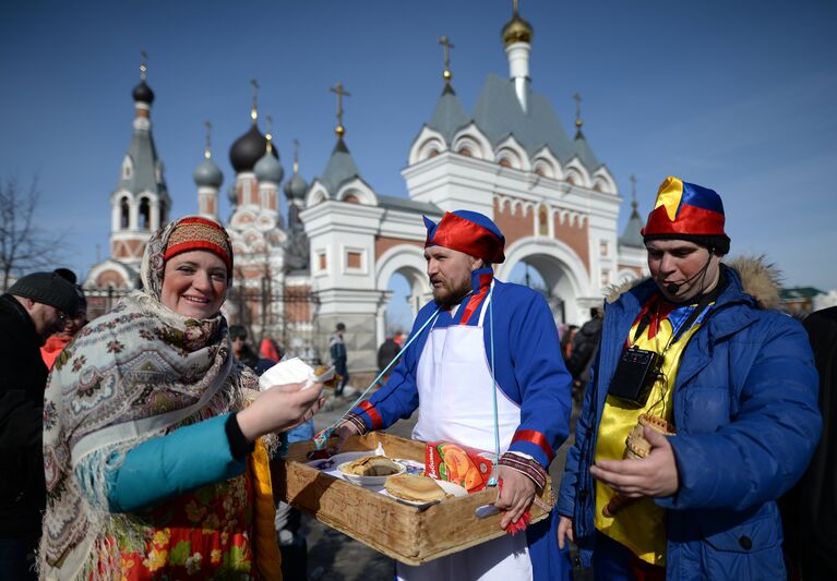 Масленичные гуляния на площади Преображенского кафедрального собора в Бердске Новосибирской области