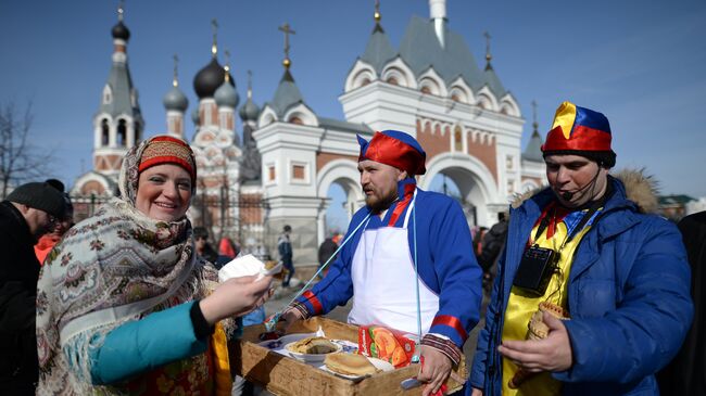 Масленичные гуляния на площади Преображенского кафедрального собора в Бердске Новосибирской области