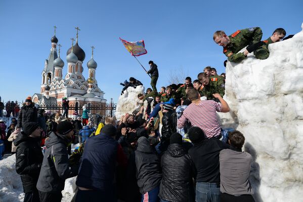 Масленичные гуляния на площади Преображенского кафедрального собора в Бердске Новосибирской области
