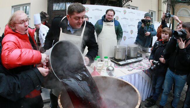 Гигантскую порцию древнерусского согревающего напитка - медового сбитня, варят в рамках акции Широкая Масленица - в Книге рекордов Гиннеса!