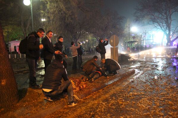 Люди, получившие ранения во время теракта в Анкаре. 13 марта 2016