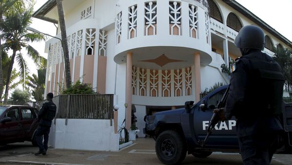 Полиция возле отеля Etoile du Sud, где террористы открыли стрельбу. Кот-д'Ивуар, 13 марта 2016