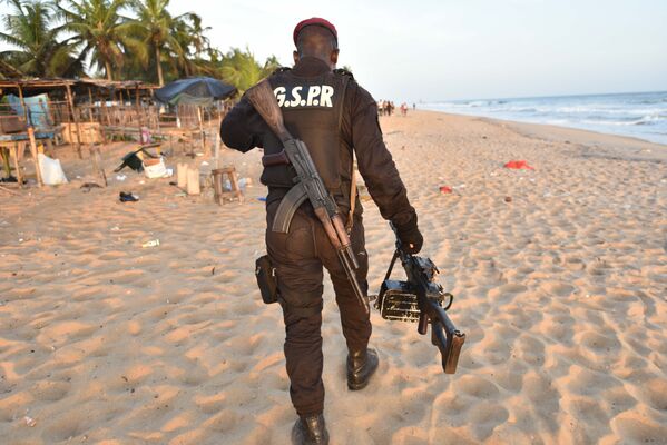 Военный на пляже у отеля Гран-Басам, на который напали вооруженные люди