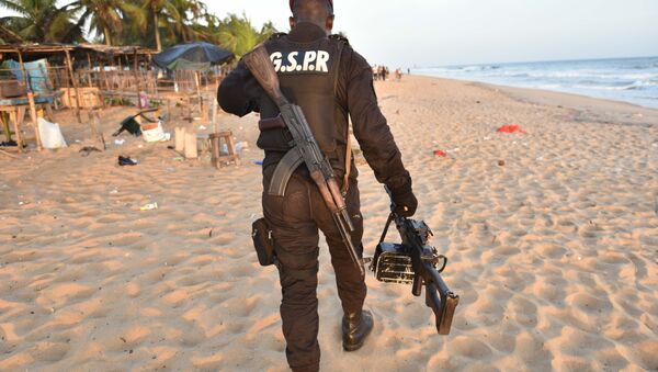 Военный на пляже у отеля Гран-Басам, на который напали вооруженные люди