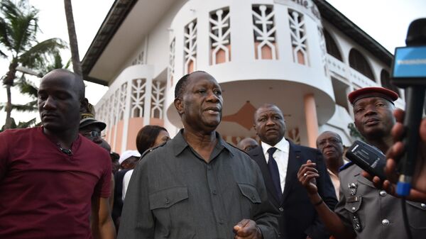 Президент Кот-д'Ивуара Алассан Уаттара у отеля Etoile du Sud, на который напали вооруженные люди