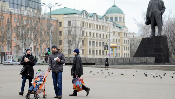 Жители Донецка гуляют на площади перед памятником Ленину. Архивное фото