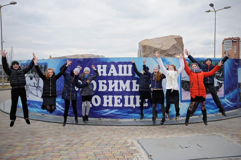 Юные жители города в городском парке Донецка