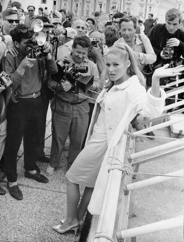Актриса Урсула Андресс на набережной Круазетт, Канны. 21 мая 1965 года
