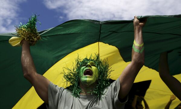 Участник демонстрации против президента Бразилии Дилмы Роуссефф в городе Бразилиа