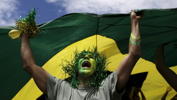 Участник демонстрации против президента Бразилии Дилмы Роуссефф в городе Бразилиа