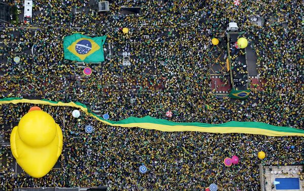 Демонстрация с требованием отставки президента Бразилии Дилмы Роуссефф в городе Сан-Паулу