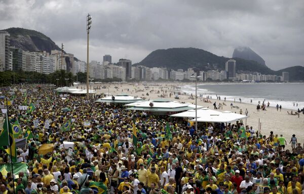 Участники демонстрации против президента Бразилии Дилмы Роуссефф на пляже Копакобана в Рио-де-Жанейро