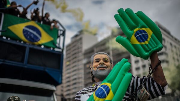 Участник демонстрации против президента Бразилии Дилмы Роуссефф в маске экс-президента Лулу да Силва в Рио-де-Жанейро