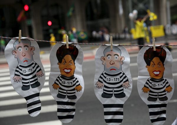Портреты экс-президента Лулу да Силва и действующей главы государства Дилмы Роуссефф во время демонстрации в городе Сан-Паулу, Бразилия