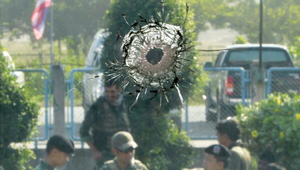 На месте обстрела армейских казарм и полицейского КПП на железнодорожной станции Чо Айронг в провинции Таиланда Наратхиват. 14 марта 2016