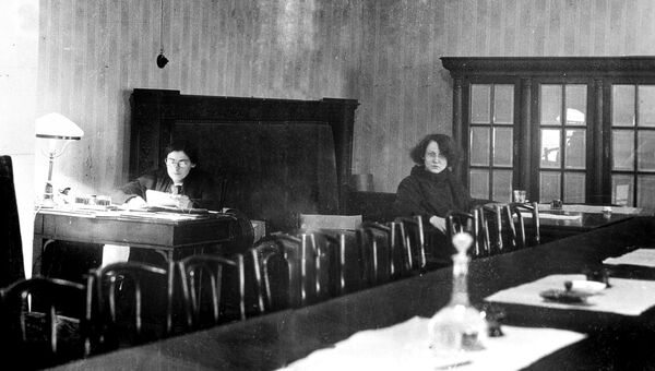 Зал заседаний Совнаркома в Кремле. Слева - секретарь СНК Лидия Александровна Фотиева, 1930-е годы