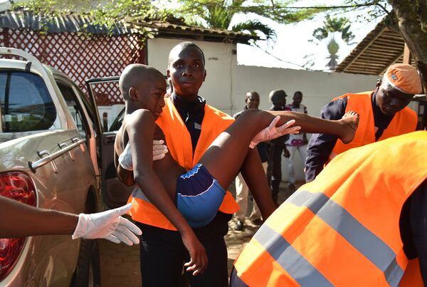 Мальчик, пострадавший во время теракта на пляже отеля Etoile du Sud, Кот-д'Ивуар. 13 марта 2016