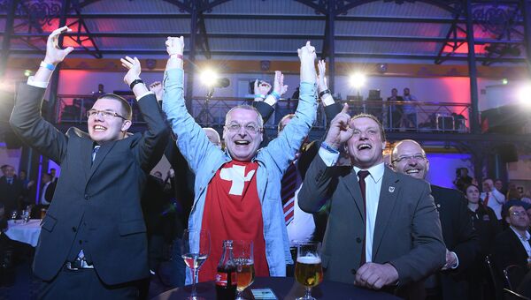 Сторонники партии Альтернатива для Германии радуются после объявления итогов выборов в Баден-Вюртемберге. 13 марта 2016