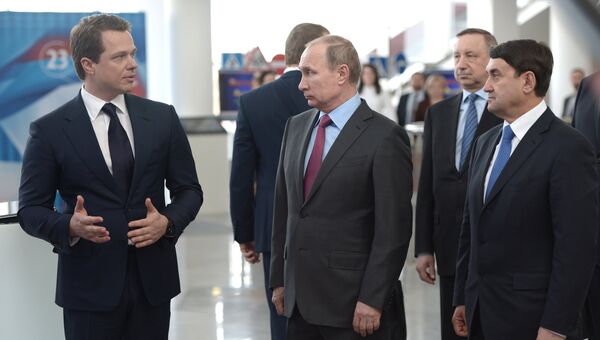 Президент России Владимир Путин (в центре) во время осмотра выставки Современные технологии в сфере безопасности дорожного движения
