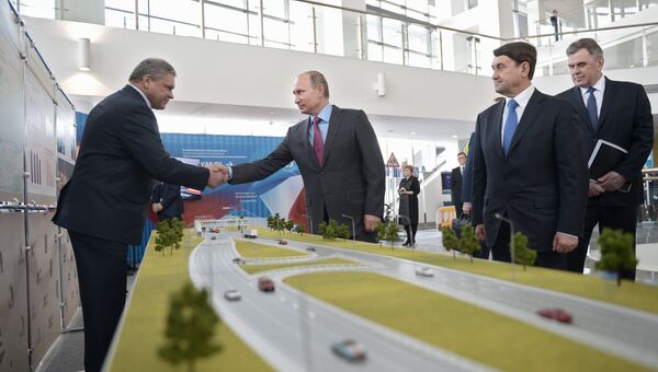 Президент России Владимир Путин во время осмотра выставки Современные технологии в сфере безопасности дорожного движения