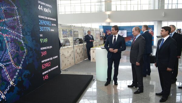 Президент России Владимир Путин во время осмотра выставки Современные технологии в сфере безопасности дорожного движения