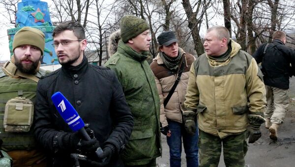Представители прессы и заместитель командующего корпусом МО ДНР Эдуард Басурин (третий слева) в поселке Зайцево под Горловкой, который был обстрелян украинскими силовиками
