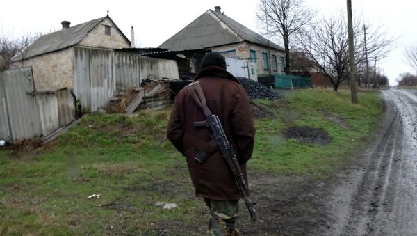 Ополченец ДНР в поселке Зайцево под Горловкой, который был обстрелян украинскими силовиками. Архивное фото