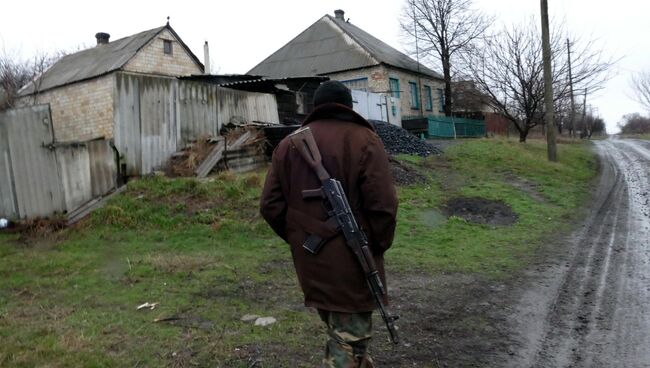 Ополченец ДНР в поселке Зайцево под Горловкой, который был обстрелян украинскими силовиками