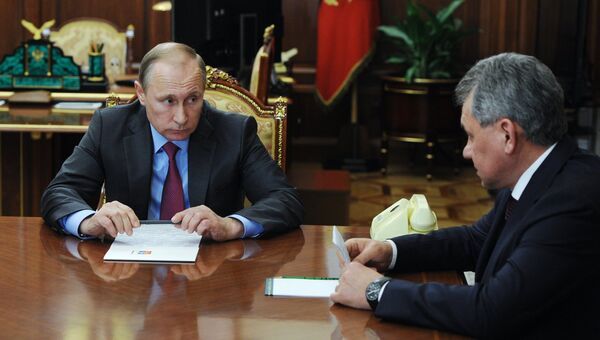 Президент России Владимир Путин и министр обороны РФ Сергей Шойгу во время встречи в Кремле