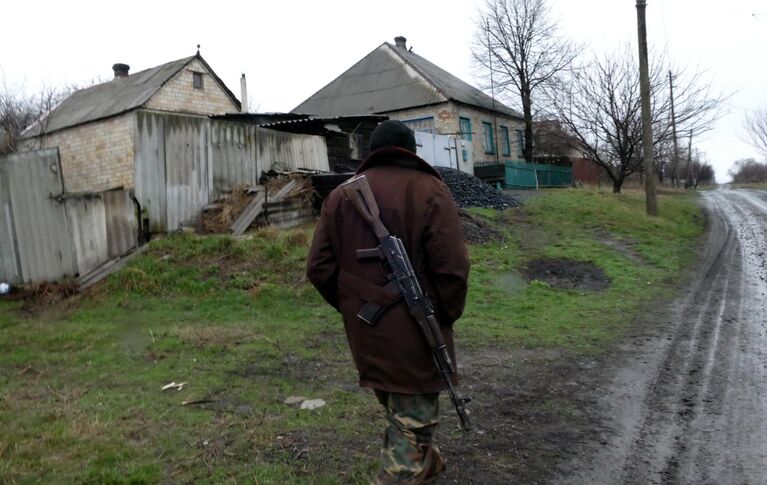 Ополченец ДНР в поселке Зайцево под Горловкой