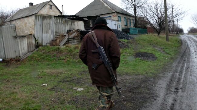 Ополченец ДНР в поселке под Горловкой