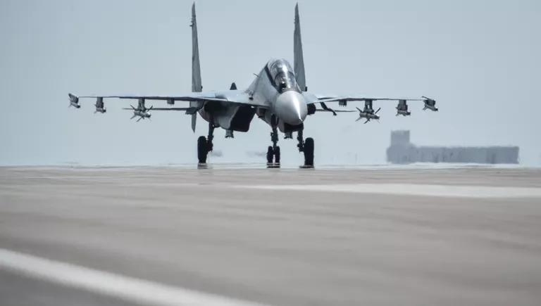 Истребитель СУ-30 СМ готовится к вылету с авиабазы Хмеймим в сирийской провинции Латакия Истребитель СУ-30 СМ готовится к вылету с авиабазы Хмеймим в сирийской провинции Латакия