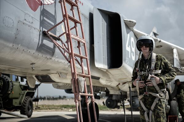 Пилот ВКС России садится во фронтовой бомбардировщик Су-24 на авиабазе Хмеймим в сирийской провинции Латакия