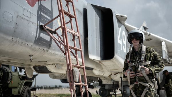 Пилот ВКС России садится во фронтовой бомбардировщик Су-24 на авиабазе Хмеймим в сирийской провинции Латакия.Архивное фото