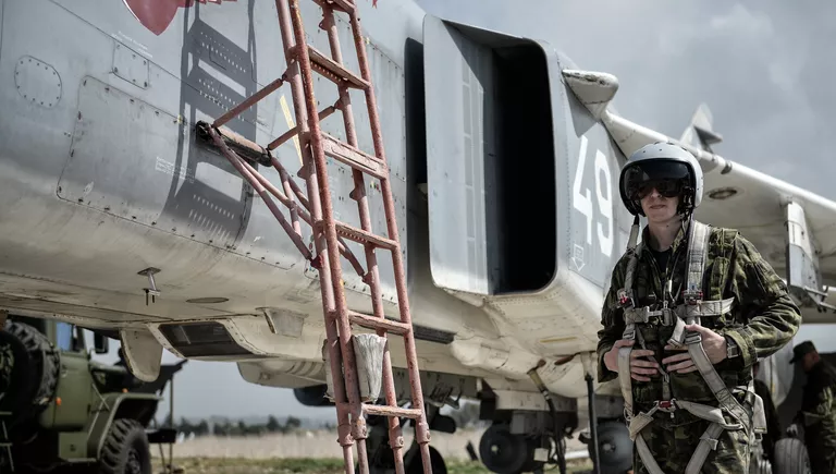 Пилот ВКС России садится во фронтовой бомбардировщик Су-24 на авиабазе Хмеймим в сирийской провинции Латакия Пилот ВКС России садится во фронтовой бомбардировщик Су-24 на авиабазе Хмеймим в сирийской провинции Латакия
