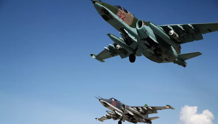 Российские штурмовики Су-25 взлетают с авиабазы Хмеймимв Сирии Российские штурмовики Су-25 взлетают с авиабазы Хмеймимв Сирии