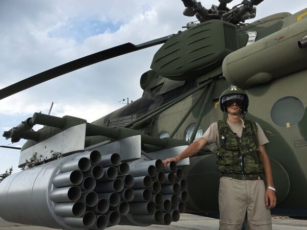 Летчик у российского транспортно-штурмового вертолета МИ-8АМШТ на аэродроме Хмеймим в Сирии