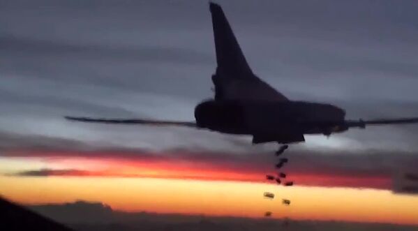 Бомбардировщик-ракетоносец Ту-22 М3 Военно-космических сил России во время боевого вылета для нанесения авиаудара по объектам ИГ в Сирии