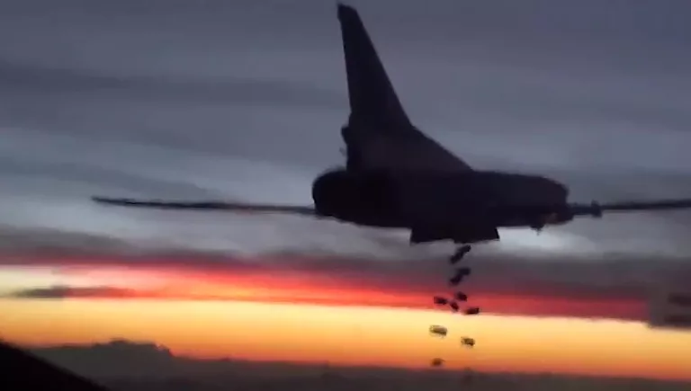 Бомбардировщик-ракетоносец Ту-22 М3 Военно-космических сил России во время боевого вылета для нанесения авиаудара по объектам ИГ в Сирии Бомбардировщик-ракетоносец Ту-22 М3 Военно-космических сил России во время боевого вылета для нанесения авиаудара по объектам ИГ в Сирии