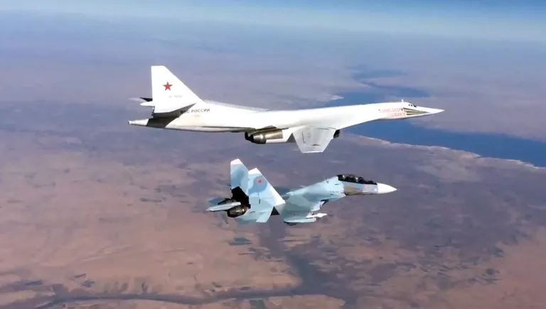Сопровождение истребителем Су-30СМ бомбардировщика-ракетоносца Ту-160 Военно-космических сил России, выполнившего пуск крылатых ракет над Средиземным морем по объектам ИГ в Сирии Сопровождение истребителем Су-30СМ бомбардировщика-ракетоносца Ту-160 Военно-космических сил России, выполнившего пуск крылатых ракет над Средиземным морем по объектам ИГ в Сирии