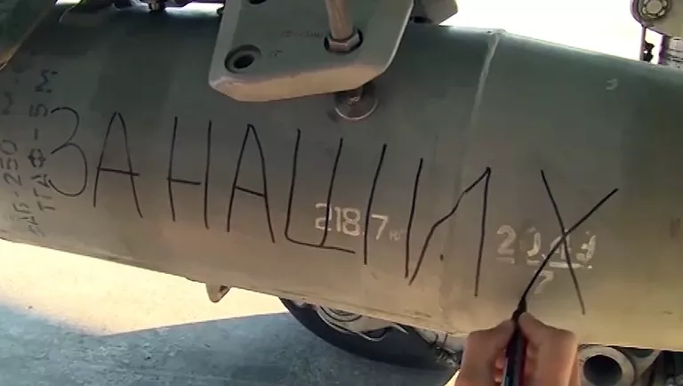 Авиабомба с надписью За Наших установлена на на истребитель-бомбардировщик Су-34 Военно-космических сил России, который готовится к вылету с авиабазы Хмеймим, Сирия Авиабомба с надписью За Наших установлена на на истребитель-бомбардировщик Су-34 Военно-космических сил России, который готовится к вылету с авиабазы Хмеймим, Сирия