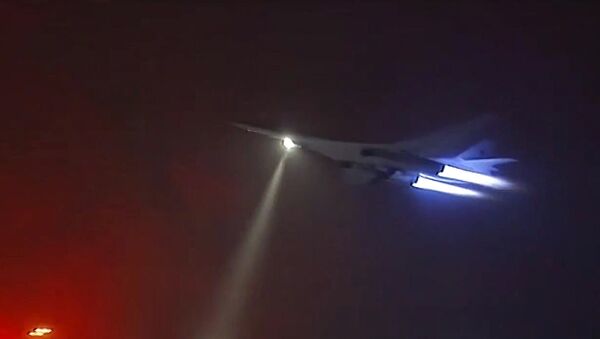 Бомбардировщик-ракетоносец Ту-160 Военно-космических сил России во время боевого вылета для нанесения авиаудара по объектам ИГ в Сирии