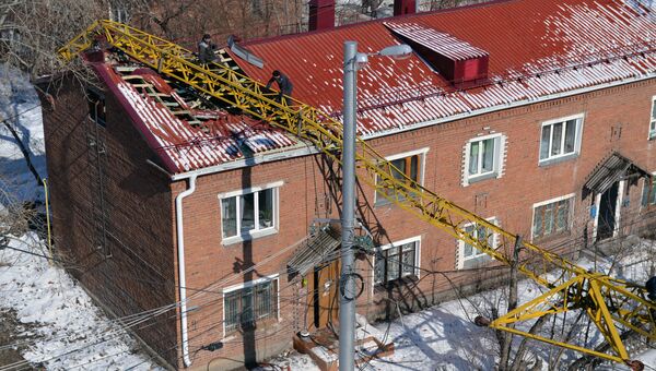 В Омске башенный кран упал на жилой дом